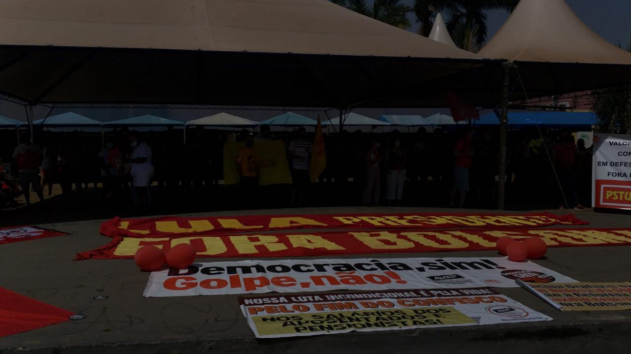 Foto 6 de 17 — Manifestantes fazem ato "Fora Bolsonaro" na Praça Santa Cruz; veja imagens